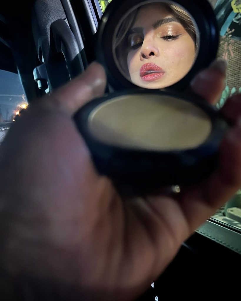 प्रियंका चोपड़ा सोशल मीडिया पर अपनी बेटी मालती की तस्वीरें भी शेयर करती रहती हैं, लेकिन अभी तक उन्होंने बेटी का फेस रिवील नहीं किया है।