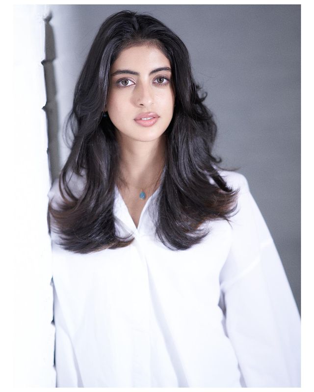 बता दें कि जया बच्चन अक्सर सुर्खियों में रहती हैं। पिछले कई दिनों से उनका सख्त व्यवहार खूब चर्चा में है। जिस तरह से वो पपाराजी के साथ व्यवहार करती हैं, वो किसी को भी पसंद नहीं आता है। इसी कारण वो सोशल मीडिया पर निशाने पर भी होती हैं, लेकिन इससे उन्हें फर्क नहीं पड़ता।