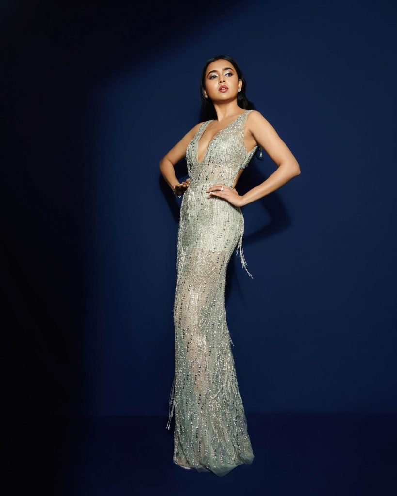 Tejasswi Prakash photos: तेजस्वी प्रकाश अपने ग्लैमरस और बोल्ड अंदाज से फैंस को आकर्षित करने में कभी पीछे नहीं हटती। हाल ही में तेजस्वी प्रकाश ने अपने लेटेस्ट तस्वीरें इंटरनेट में शेयर की है।