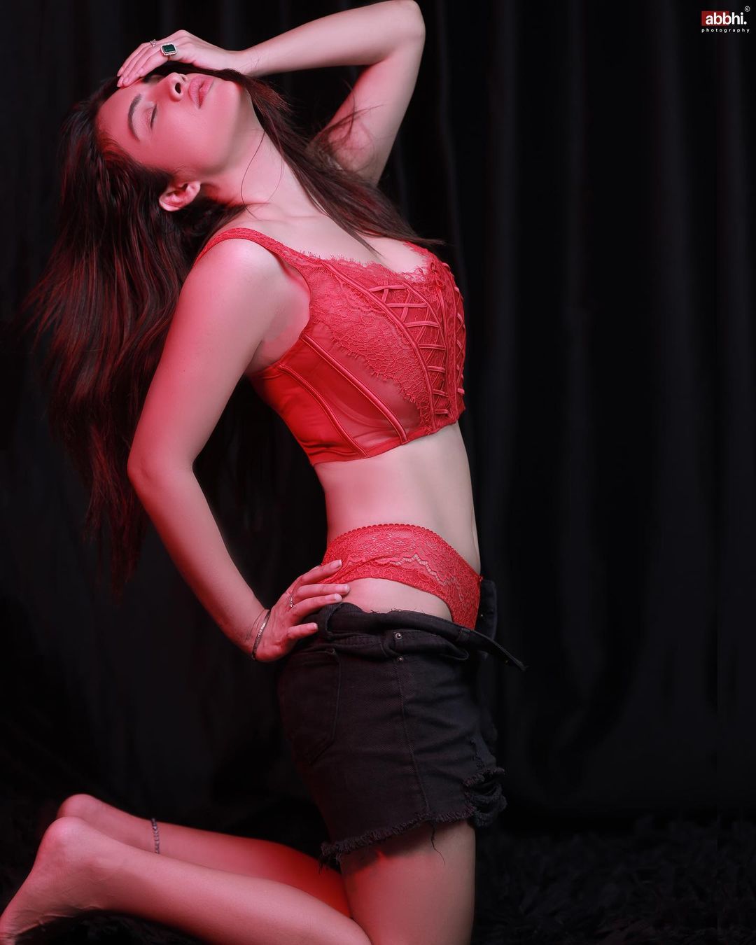 एक्ट्रेस का हर लुक कातिलाना होता है. फैंस उनके हर लुक को देख घायल हो जाते है.