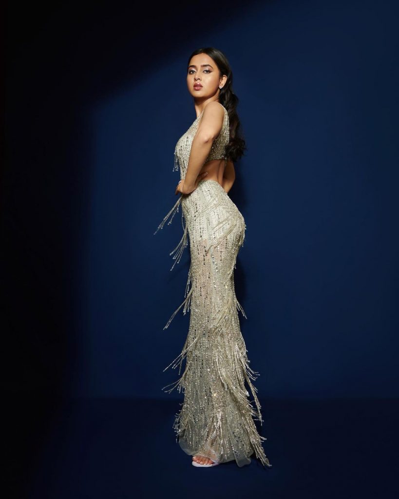 तेजस्वी प्रकाश ने अपने एक्टिंग स्किल्स और अपने लुक्स के जरिए काफी बड़ी फैन फोल्लोविंग बना ली है। तेजस्वी प्रकाश एक भारतीय फिल्म अभिनेत्री है, उन्होंने अपने अभिनय करियर की शुरुआत 2012 में लाइफ ओके से की थी।