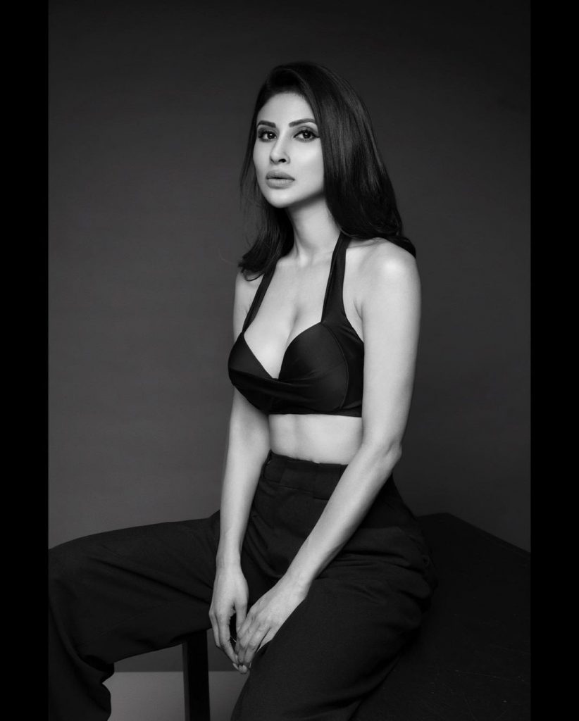 वायरल हो रही इन तस्वीरों में मौनी रॉय ने ब्लैक कलर की पैंट और ब्लैक कलर की ब्रालेट कैरी की हुई हैं। तस्वीरों में एक्ट्रेस का बोल्ड अंदाज सभी का ध्यान अपनी ओर खींच रहा है। इसके अलावा ब्लैक एंड व्हाइट फिल्टर मौनी रॉय की इन तस्वीरों को और भी शानदार बना रहा है।