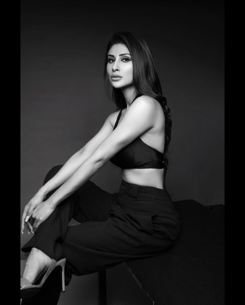 फैंस मौनी की इन फोटो पर जमकर लाइक और कमेंट कर रहे हैं। इतना ही नहीं आए दिन अपनी फोटो और वीडियो के जरिए मौनी रॉय सोशल मीडिया पर धमाल मचाती रहती हैं।