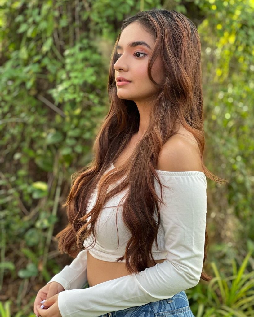 अनुष्का सेन अपने ग्लैमरस अंदाज से अपने फंस को आकर्षित करने में कभी पीछे नहीं रहती। हाल ही में अनुष्का ने अपने लेटेस्ट फोटोशूट की तस्वीरें इंटरनेट में शेयर की है