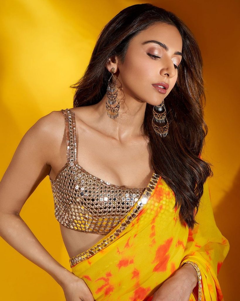 Rakul Preet Singh: रकुल प्रीत अपने ग्लैमरस और दिलकश अंदाज से फैंस को आकर्षित करने में कभी पीछे नहीं रहती। हाल ही में रकुल प्रीत ने अपने लेटेस्ट तस्वीरें इंटरनेट में शेयर की है