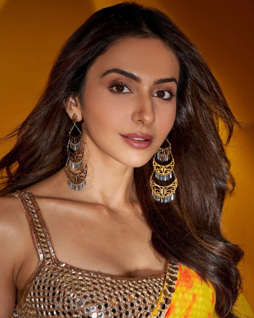 एक बार फिर रकुल प्रीत ने दिलकश अंदाज में अपना लेटेस्ट फोटोशूट कराया है जिसे देख फैंस काफी पसंद कर रहे है और तेजि से शेयर भी कर रहे है