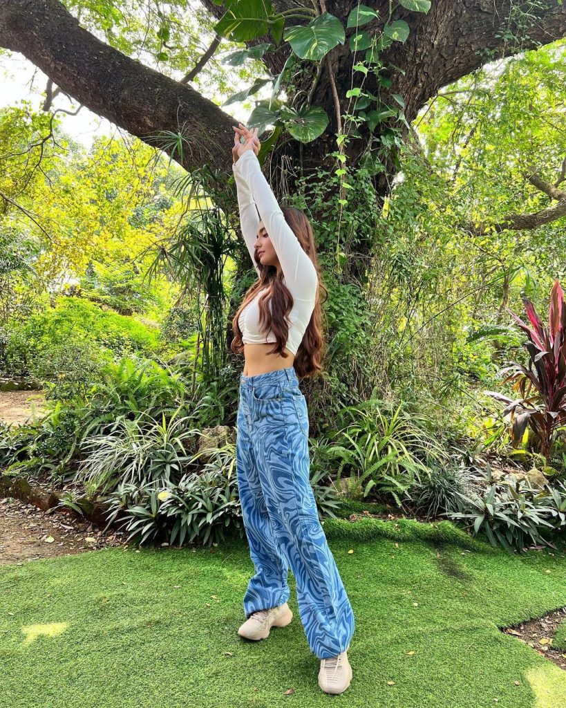 अनुष्का ने इस लुक में वाइट टॉप और ब्लू जीन्स पहनी है लुक को कम्पलीट करने के लिए अनुष्का ने बालो को खुले छोडे है अनुष्का सेन आय दिन अपने बोल्ड फोटोज और वीडियोस के चलते सुर्खियों में रहती है अनुष्का अपने एक्टिंग स्किल्स के चलते काफी टीवी शो और एल्बम वीडियोस में नजर आती रही है