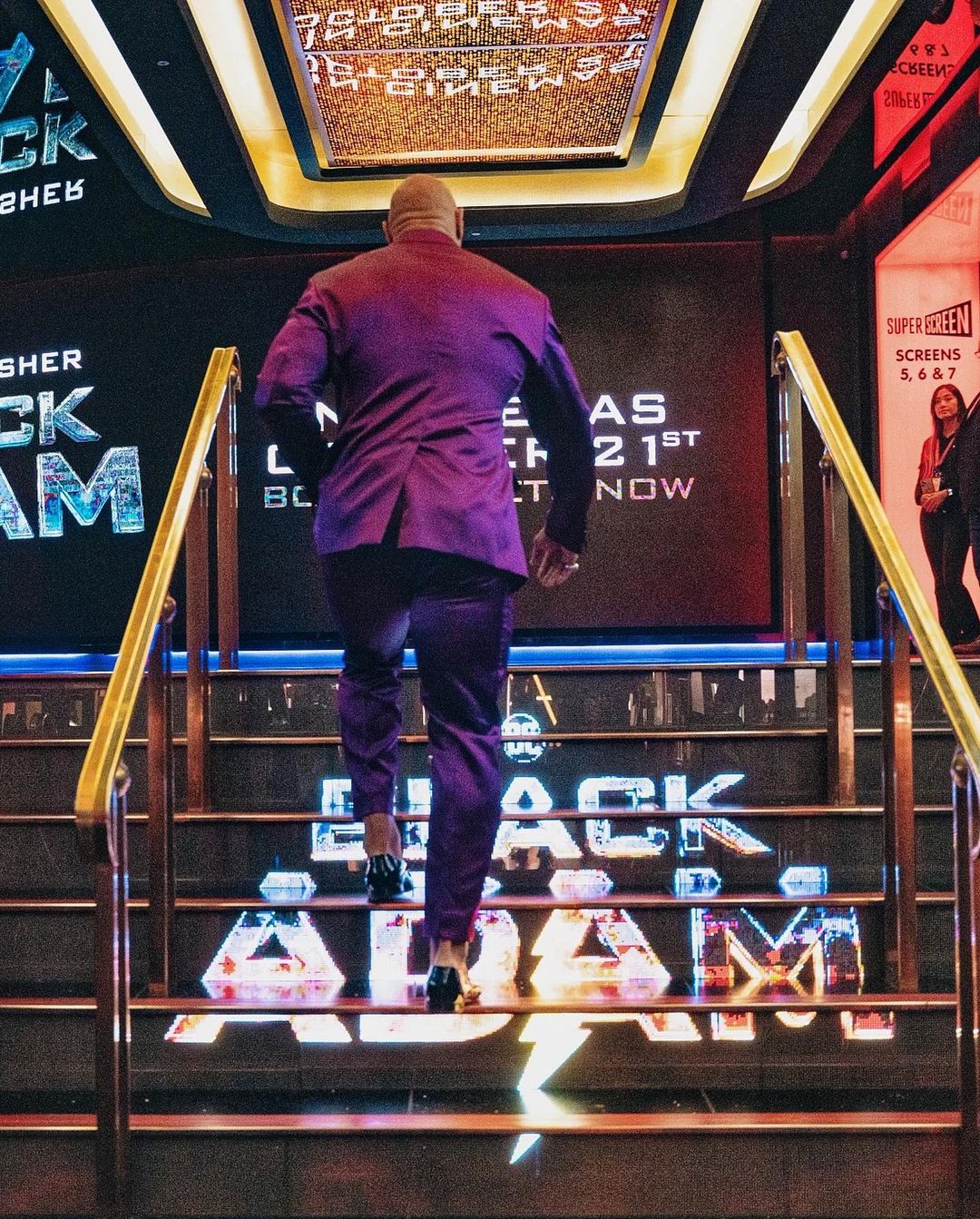 ड्वेन जॉनसन Fast and the Furious मूवी फ्रैंचाइज में ल्यूक हॉब्ज के चित्रण के लिए सबसे प्रसिद्ध हैं। फ्रैंचाइज़ी में उनकी सभी फिल्में सुपर-हिट रही हैं, और उनके अभिनय कौशल की काफी प्रशंसा हुई है।