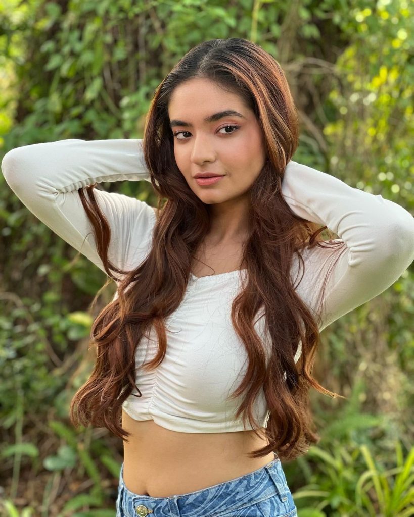 अनुष्का सेन के इस लुक को फंस काफी पसंद कर रहे है और तेजी से इंटरनेट में शेयर कर रहे है