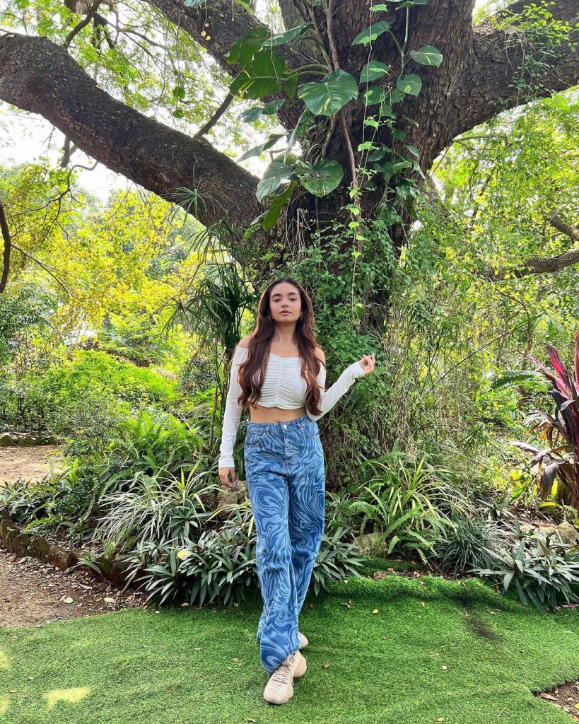 वाइट टॉप में बेहद दिलकश अंदाज दिखा रही अनुष्का सेन। एक बार फिर अनुष्का सेन ने दिलकश अंदाज में अपना लेटेस्ट फोटोशूट कराया है जिसे देख फैंस काफी पसंद कर रहे है