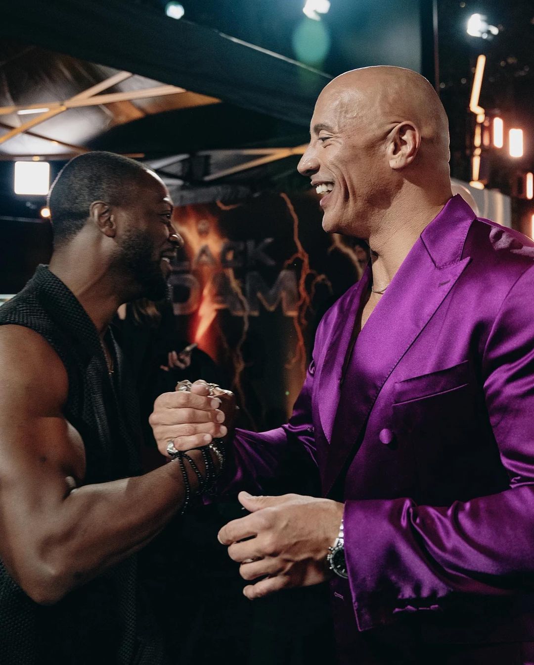 “द रॉक” का जन्म 1972 में एक पेशेवर कुश्ती परिवार में हुआ था। एक चोट ने उनके कॉलेज फुटबॉल करियर को समाप्त कर दिया, इसलिए उन्होंने WWE के साथ रिंग में प्रवेश किया।