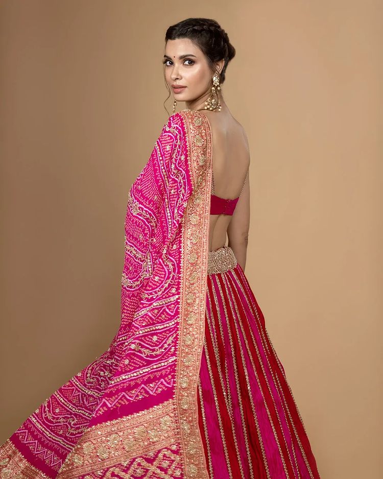 इन तस्वीरों में डायना पेंटी बेहद शानदार और प्यारी लग रही है, एक्ट्रेस ने पिंक कलर का लहंगा कैरी किया हुआ है। इस ड्रेस में डायना पेंटी के माथे पर लगी बिंदी और हेयरस्टाइल में खूबसूरत लग रही हैं।