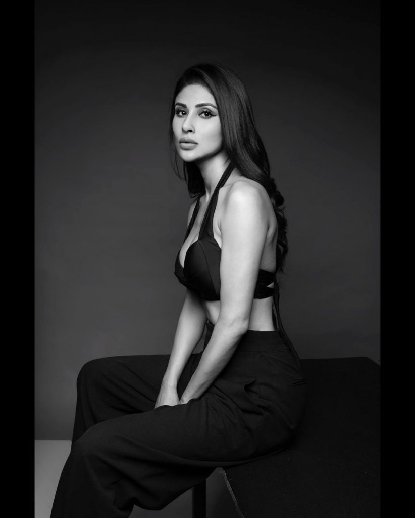 बॉलीवुड एक्ट्रेस मौनी रॉय अपने दिलकश अंदाज के लिए काफी जानी जाती हैं। इस बीच सोशल मीडिया पर मौनी ने अपनी लेटेस्ट तस्वीरों से फेस को घायल किया है।