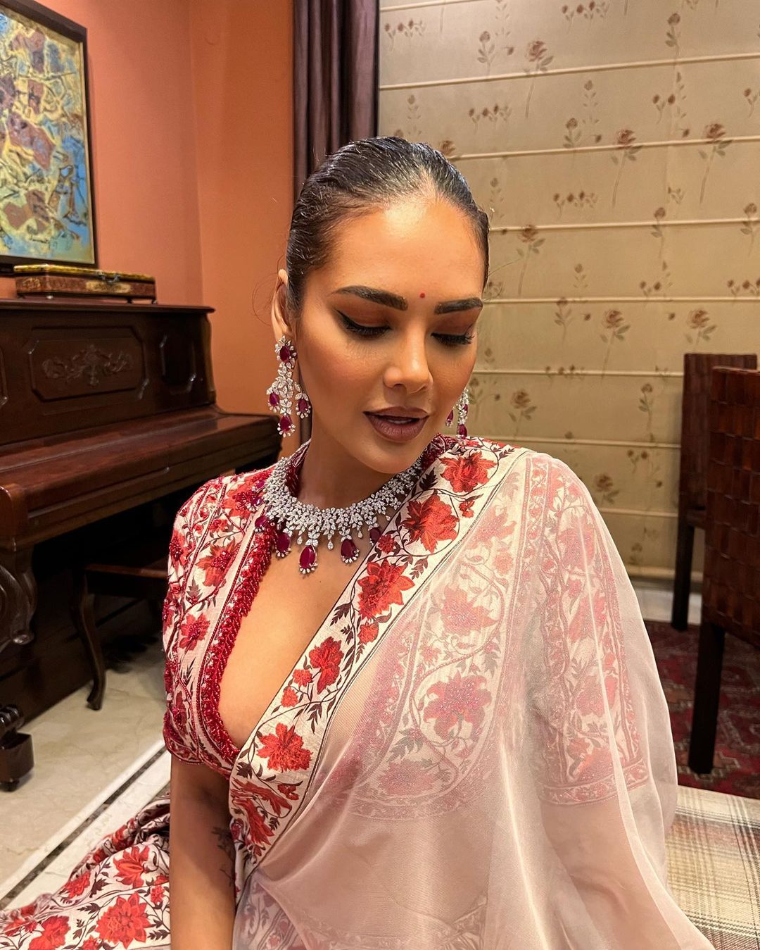 Esha Gupta Diwali Look: दिवाली का त्योहार में बी-टाउन और टीवी एक्ट्रेसेस अपने फैशन गेम खेल रही हैं। दिवाली पार्टीज में सभी अभिनेत्रियां अपने ट्रेडिशनल लुक से फैंस को दीवाना बना रही हैं। इसी बीच बॉलीवुड एक्ट्रेस ईशा गुप्ता ने इंस्टाग्राम पर दिवाली लुक की अपनी कुछ लेटेस्ट खूबसूरत फोटोज़ शेयर की हैं।