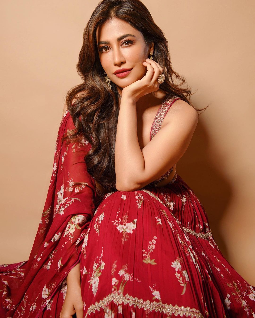 चित्रांगदा फिल्मों में भले ही कम नजर आती है, लेकिन सोशल मीडिया पर हमेशा छाई रहती हैं। चित्रांगदा 45 साल की उम्र में भी यंग एक्ट्रेस को खूबसूरती के मामले में टक्कर देती हैं।