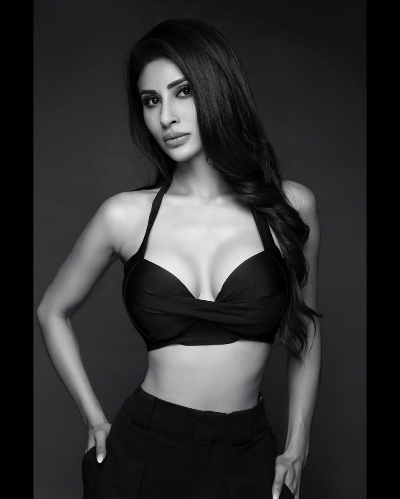 पिछले महीने में रिलीज हुई मौनी रॉय की फिल्म ब्रह्मास्त्र ने बॉक्स ऑफिस पर रिकॉर्डतोड़ कमाई की है। अपने काम के लिए एक्ट्रेस को सभी से काफी तारीफ मिली थी। फिल्म में उन्हें जुनून के किरदार में देखा गया था।