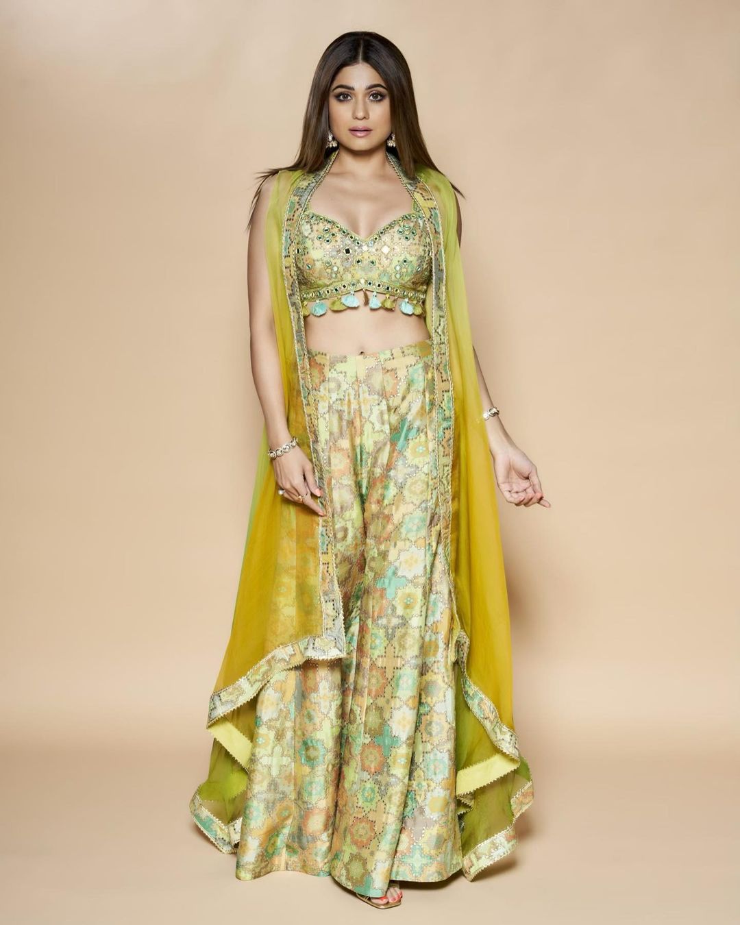 Shamita Shetty Diwali Look: दिवाली का त्योहार में बी-टाउन और टीवी एक्ट्रेसेस अपने फैशन गेम खेल रही हैं। दिवाली पार्टीज में सभी अभिनेत्रियां अपने ट्रेडिशनल लुक से फैंस को दीवाना बना रही हैं।