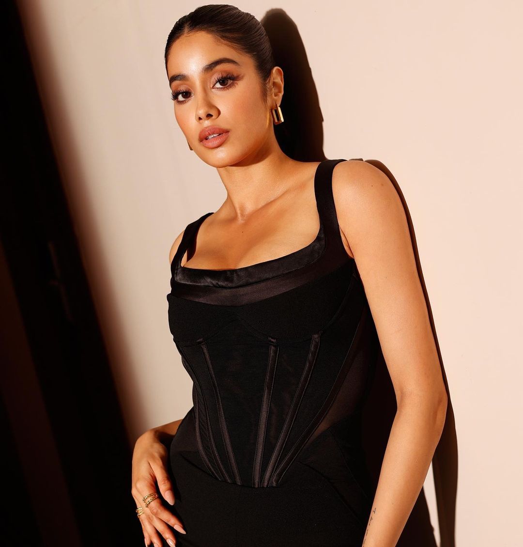 Janhvi Kapoor Pics: बॉलीवुड एक्ट्रेस जाह्नवी कपूर इन दिनों अपनी फिल्म मिली के प्रमोशन बिजी चल रही हैं। इस बीच फिल्म के प्रमोशन से पहले जाह्नवी ने एक लेटेस्ट फोटोशूट कराया है, जिसकी तस्वीरें सोशल मीडिया पर सामने आईं हैं।