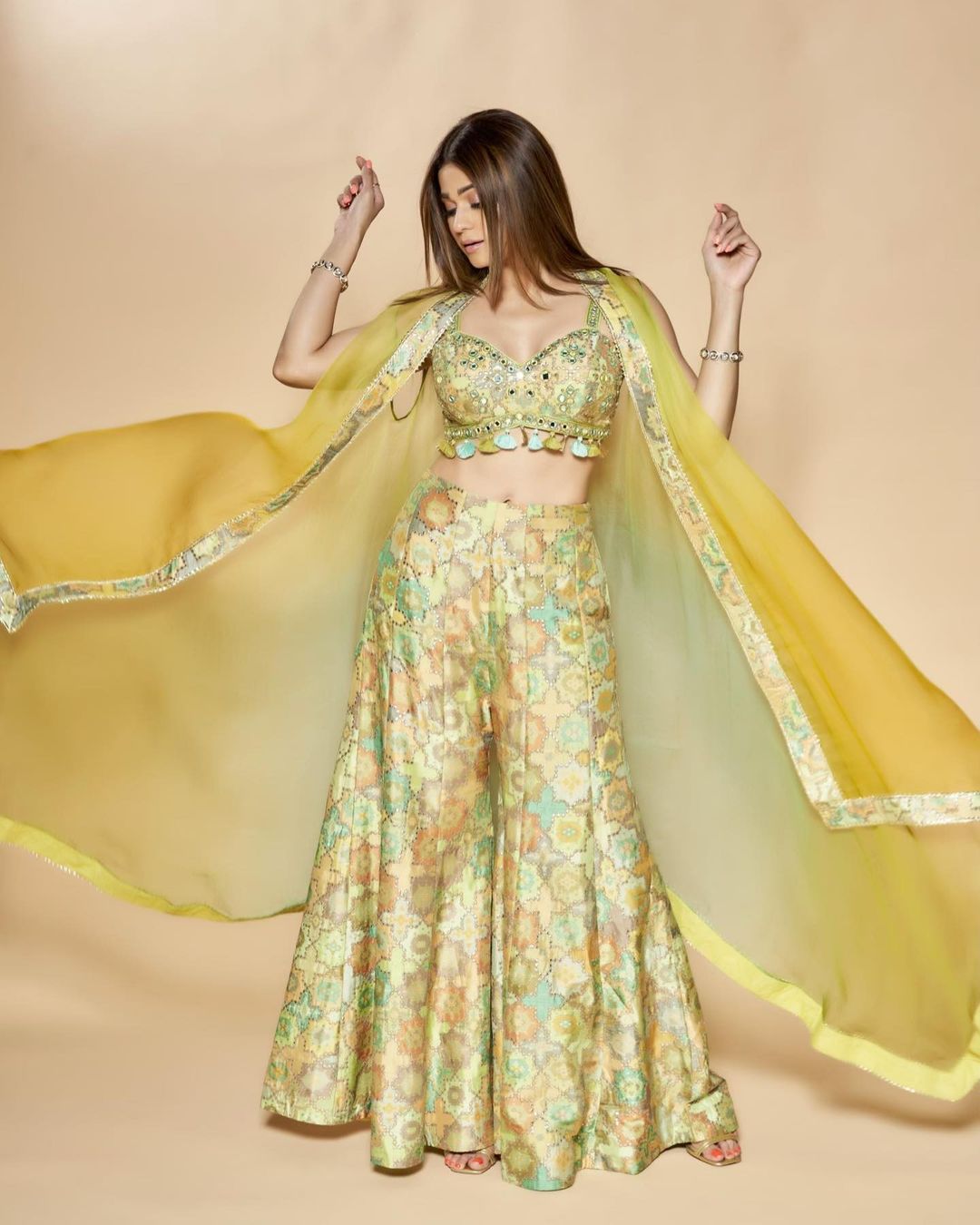 ‘बिग बॉस’ फेम शमिता शेट्टी ने सोशल मीडिया पर अपने ट्रेडिशनल अवतार से फैंस को घायल कर दिया है। शमिता की फोटोज़ सोशल मीडिया पर काफी वायरल हो रही हैं। अब ऐसे में बॉलीवुड एक्ट्रेस शमिता शेट्टी पीछे कैसे रह सकती हैं। एक्ट्रेस ने सोशल मीडिया पर अपना परफेक्ट फेस्टिव लुक दिखाया है।