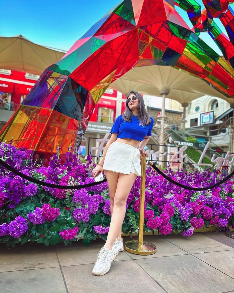 प्राची सिंह को भोजपुरी सिनेमा की सनी लियोनी बताया जाता है और वे अक्सर सोशल मीडिया के जरिए अपने बोल्ड लुक से अटेंशन लेती हैं। हाल ही में अभिनेत्री ने अपनी कुछ नई फोटोज शेयर की हैं जिनमें वे काफी स्टाइलिश दिख रही हैं।