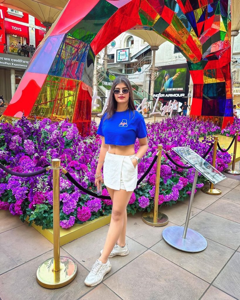 लेटेस्ट तस्वीरों में प्राची ने वाइट कलर के मिनी स्कर्ट और ब्लू क्रॉप टॉप पहना हुआ है। इन तस्वीरों में प्राची बला की खूबसूरत लग रही हैं, इसके साथ ही गजब कहर ढा रही हैं।