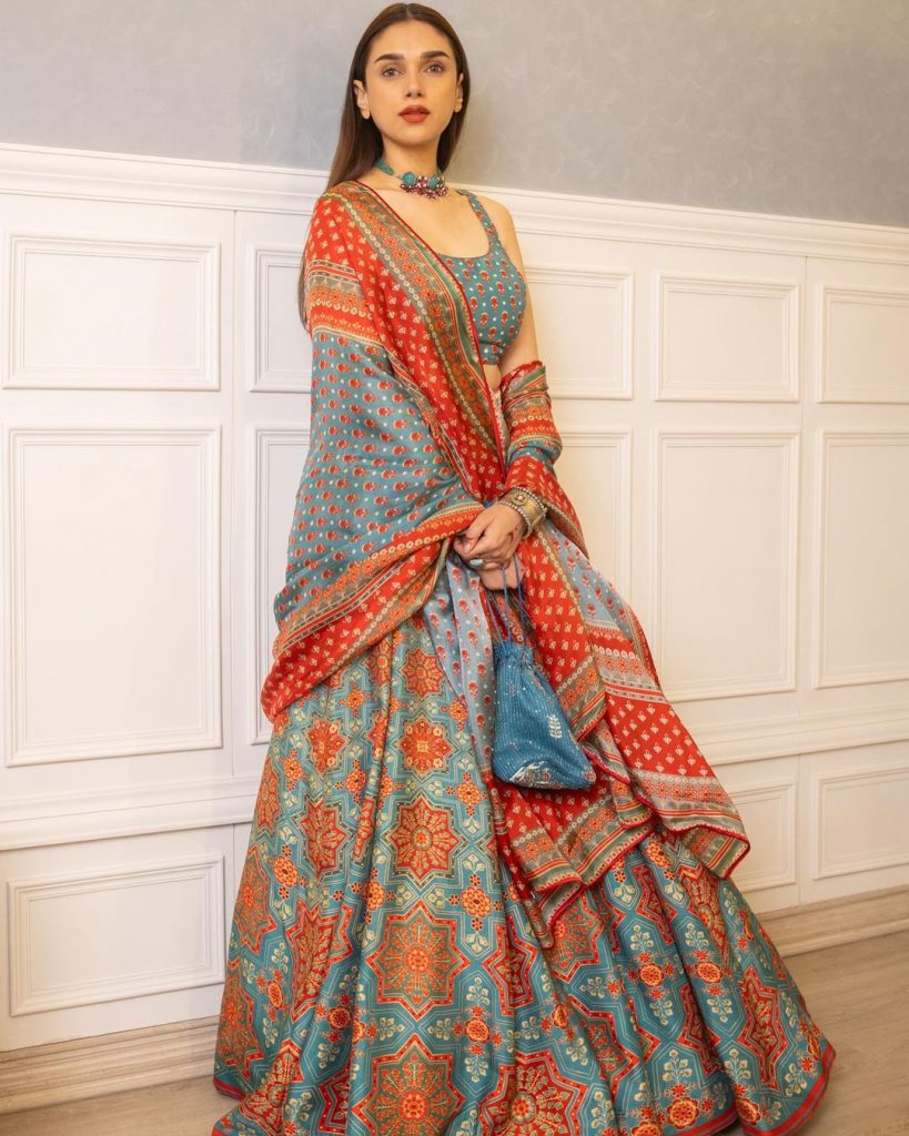 अदिति की माता का नाम विद्या राव है पिता का नाम एहसान हैदरी था। जो कि अदिति के दो वर्ष की उम्र तो तक अलग हो गए।