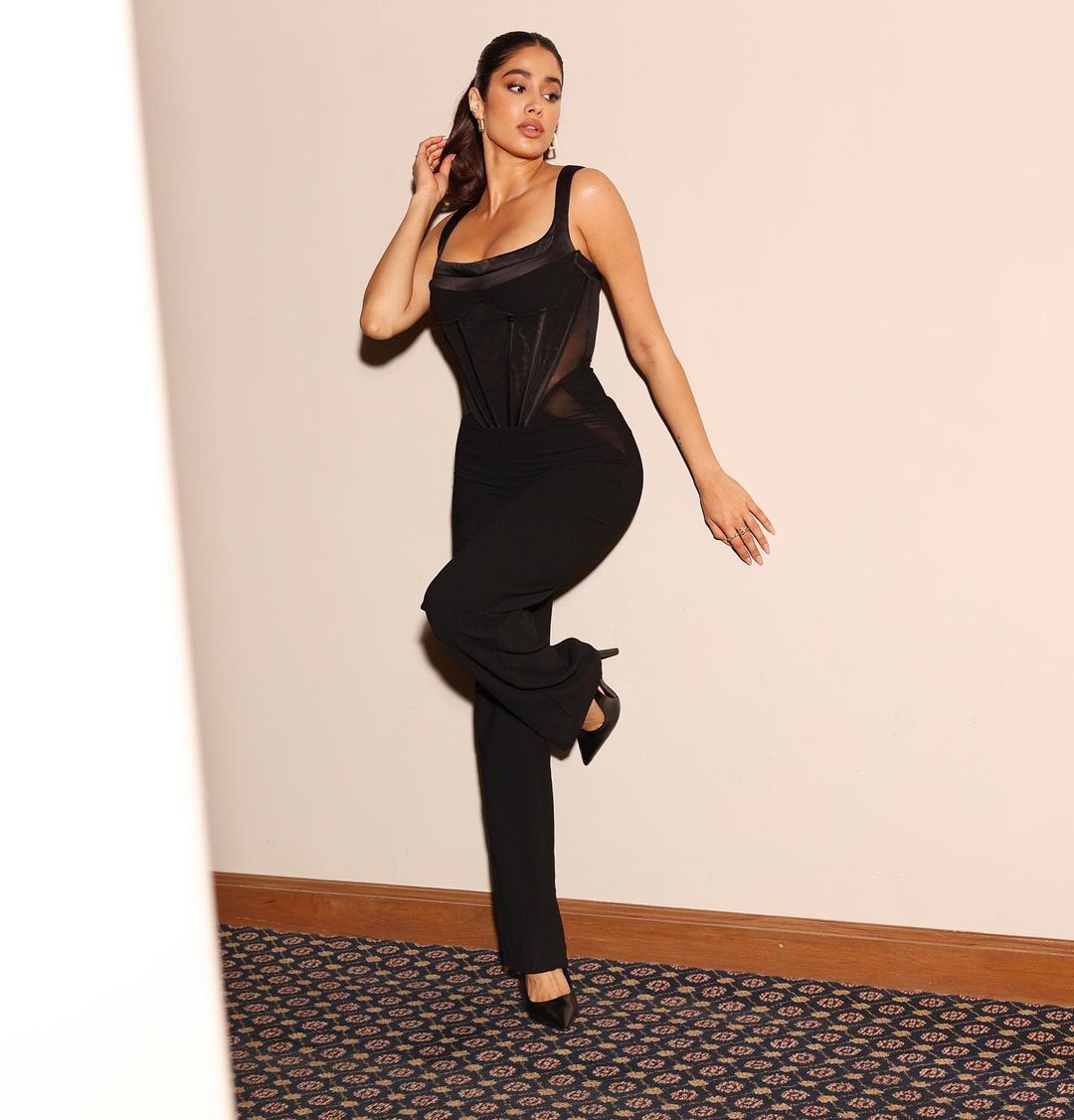 सोशल मीडिया पर जाह्नवी कपूर के इस लेटेस्ट फोटोशूट की तस्वीरो को काफी पसंद किया जा रहा है। जाह्नवी के चाहने वाले उनकी इन तस्वीरों पर जमकर लाइक और कमेंट कर रहे हैं।