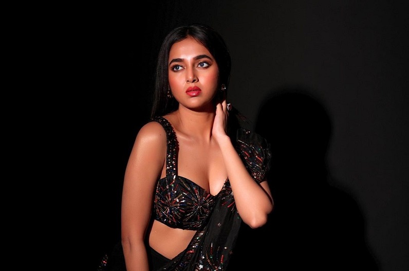 काली साड़ी में नागिन जैसी अदाओं से कहर ढाहती दिखी चुलबुली एक्ट्रेस, देखें Hot तस्वीरें