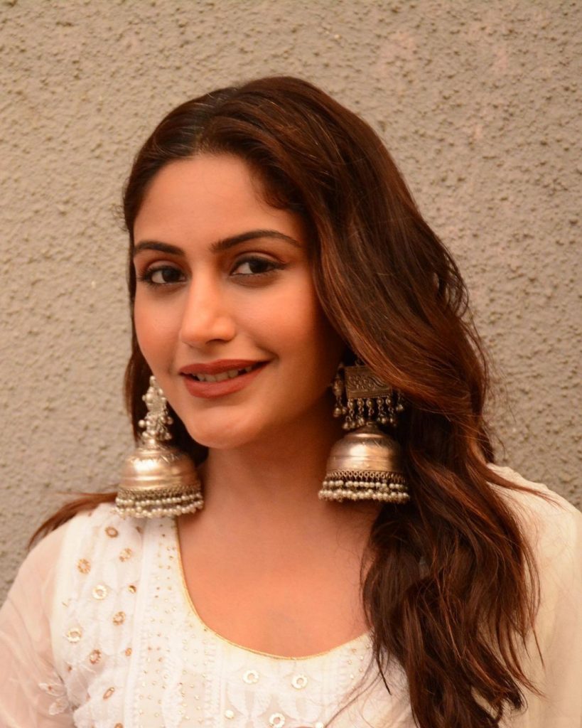 हाल ही में सुरभि चंदना ने अपने लेटेस्ट तस्वीरें इंटरनेट में शेयर की है इन तस्वीरों में वो वाइट ट्रेडिशनल ड्रेस पहने नजर आ रही हैं