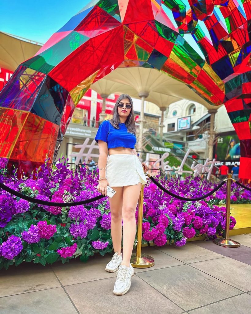 दिवाली के बीच इंडस्ट्री की तमाम एक्ट्रेसेस जहां अपने ट्रेडिशनल लुक से अटेंशन ले रही हैं, तो वहीं प्राची मॉडर्न लुक से कहर बरपा रही हैं। हाल ही में प्राची ने अपनी कुछ नई फोटोज शेयर की हैं जिनमें वे काफी स्टाइलिश दिख रही हैं।