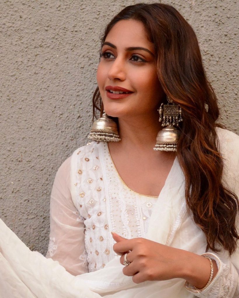 सुरभि चंदना अपने लेटेस्ट फोटोशूट में एक से बढ़कर एक दिलकश पोज देते हुई नजर आ रही हैं जो की उनके फैंस को दिवाना बनाने के लिया काफी है