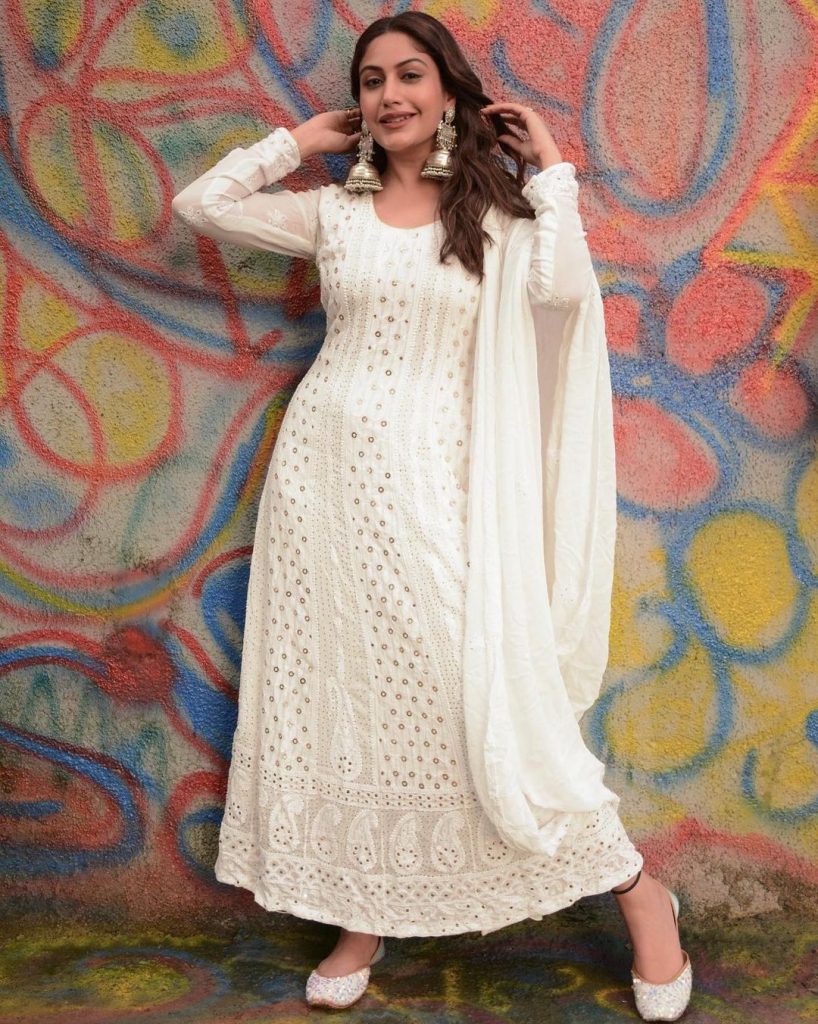 ट्रेडिशनल ड्रेस में भी सुरभि का बेहद ही ग्लैमरस लुक देखने को मिल रहा है जिसे उनके फैंस काफी पसंद कर रहे है और तेजी से शेयर भी कर रहे है