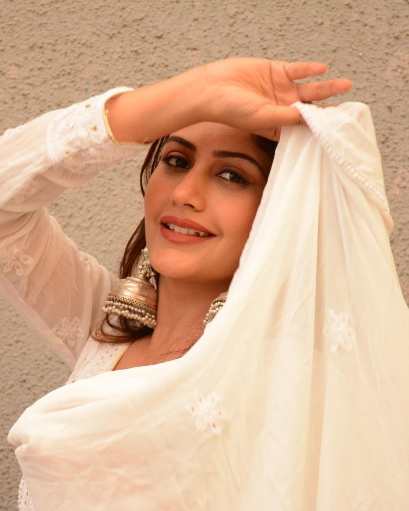 सुरभि चंदना अपने ग्लैमरस और बोल्ड अंदाज से फैंस को आकर्षित करने में कभी पीछे नहीं रहती। एक बार फिर से सुरभि (Surbhi) अपने लुक्स से फैंस को दीवाना बनाती हुई नजर आ रही हैं.