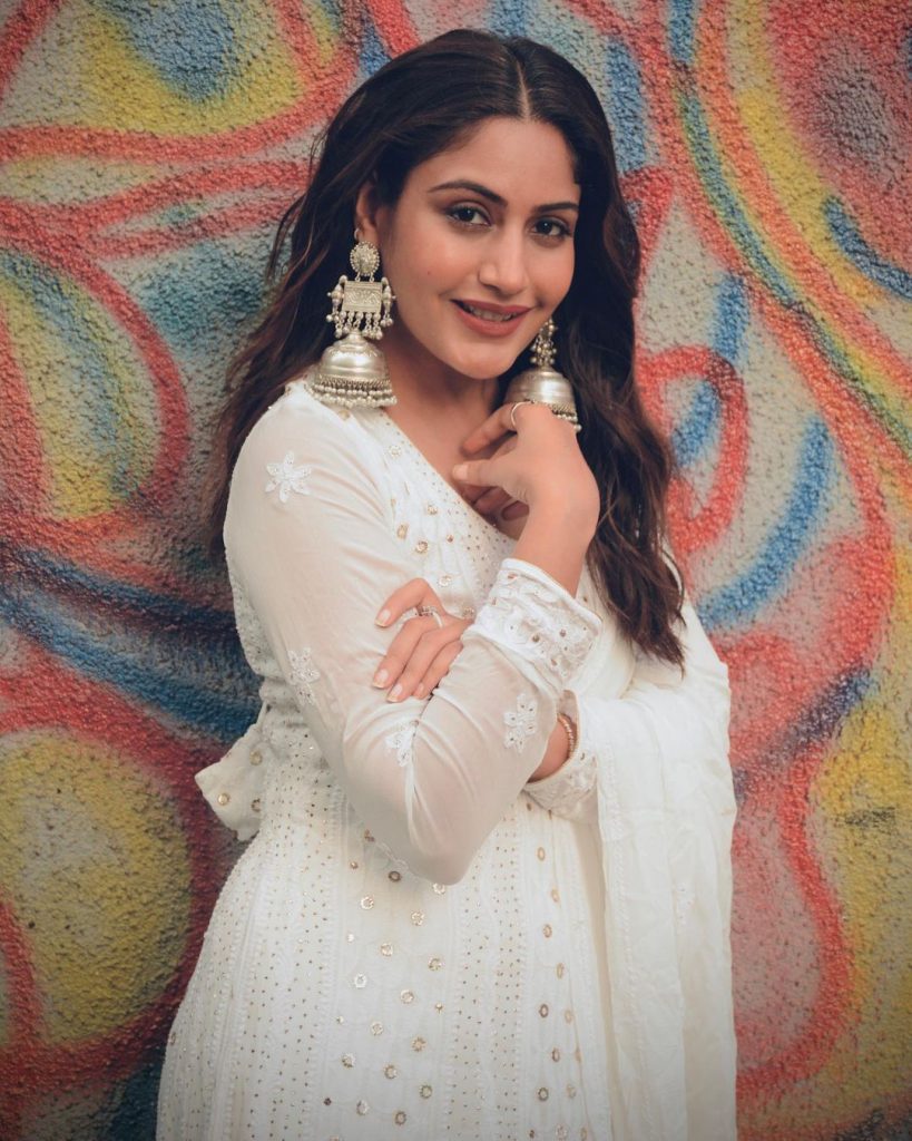 सुरभि चंदना अपनी ग्लैमरस और खूबसूरत अदाओं को लेकर हमेशा लाइमलाइट में छाई रहती हैं।