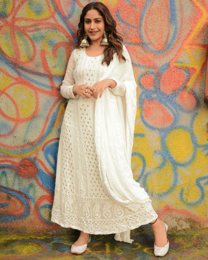 Surbhi Chandna: एक्ट्रेस सुरभि चंदना ने इंस्टाग्राम पर अपनी लेटेस्ट तस्वीरें शेयर की हैं, जिसमें उनका बेहद ही खूबसूरत अवतार नजर आ रहा है।