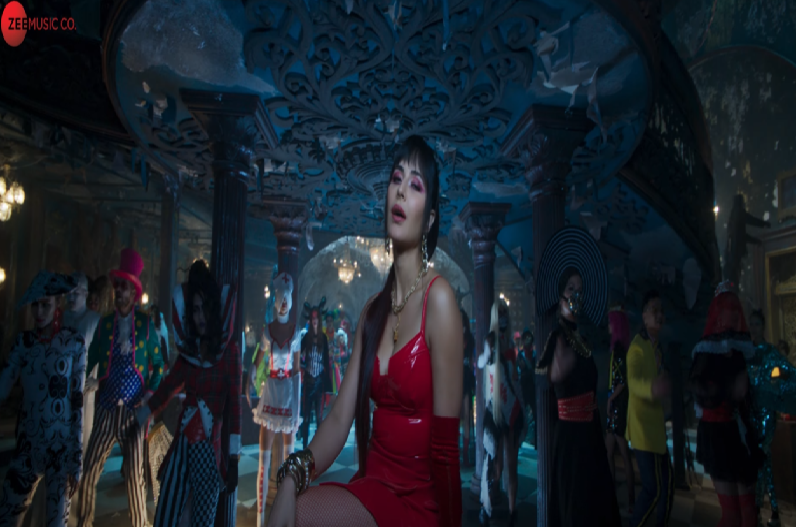 Phone Bhoot New Song:  फोन भूत का नया गाना रिलीज, इस हॉट लुक में डांस करती दिखी कैटरीना कैफ