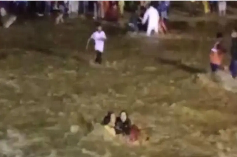 प्रतिमा विसर्जन के दौरान अचानक नदी में आ गई बाढ़, मची चीख-पुकार, डूबने से 7 की मौत, कई लोग लापता, देखें खौफनाक वीडियो