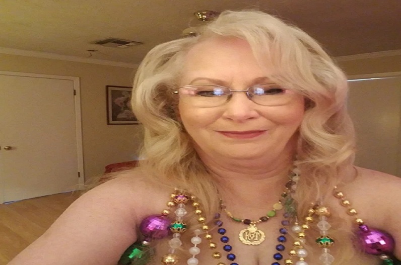 70 साल की दादी बेचती हैं अपनी न्यूड फोटो, परिवार ने जताई आपत्ति तो बोल उठी ‘अपने काम से रखो मतलब’