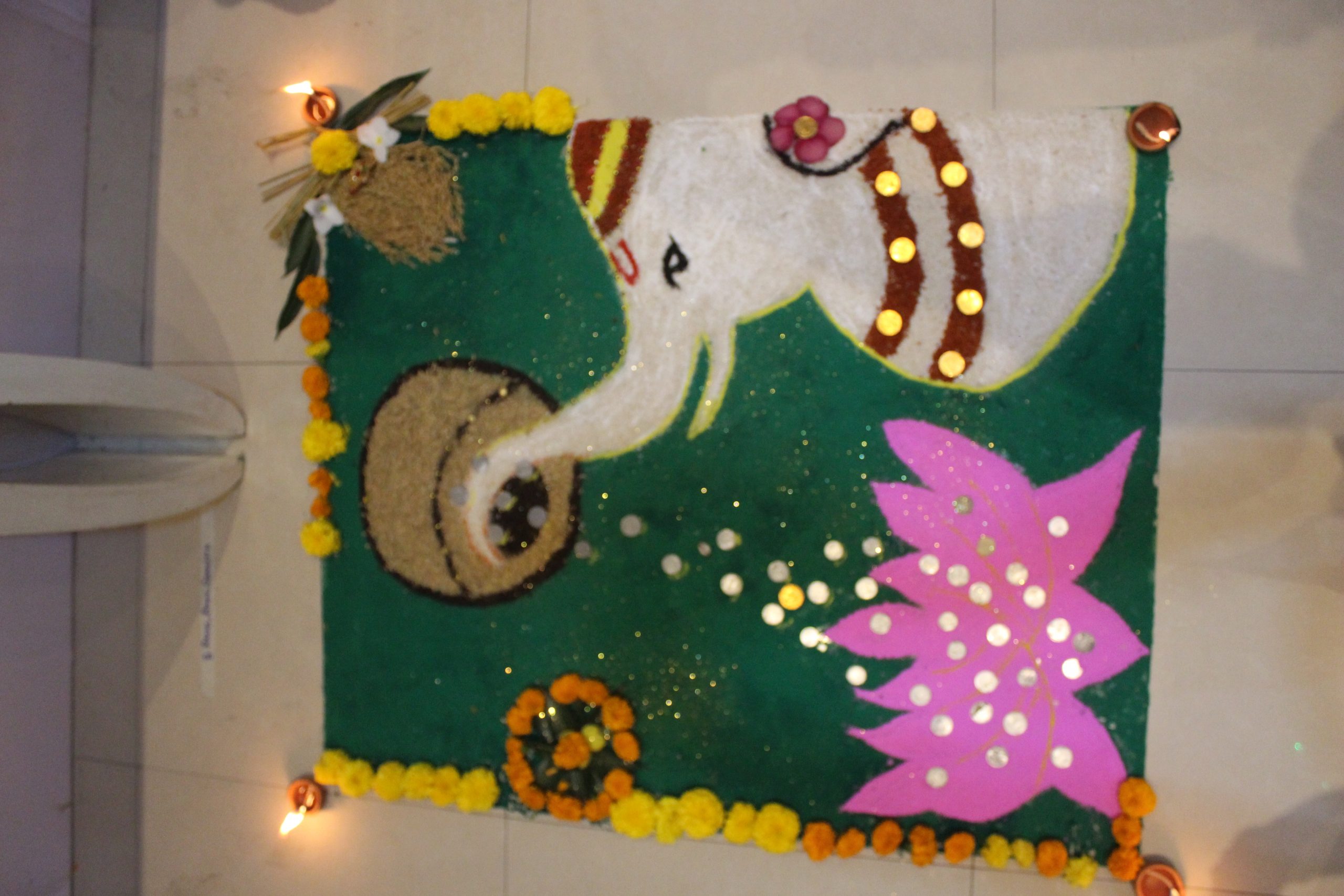 सुंड पर कलश लेकर धन की बारिश करती हाथी की रंगोली राशि, राहुल और संगीता की ग्रुप ने बनाई है।