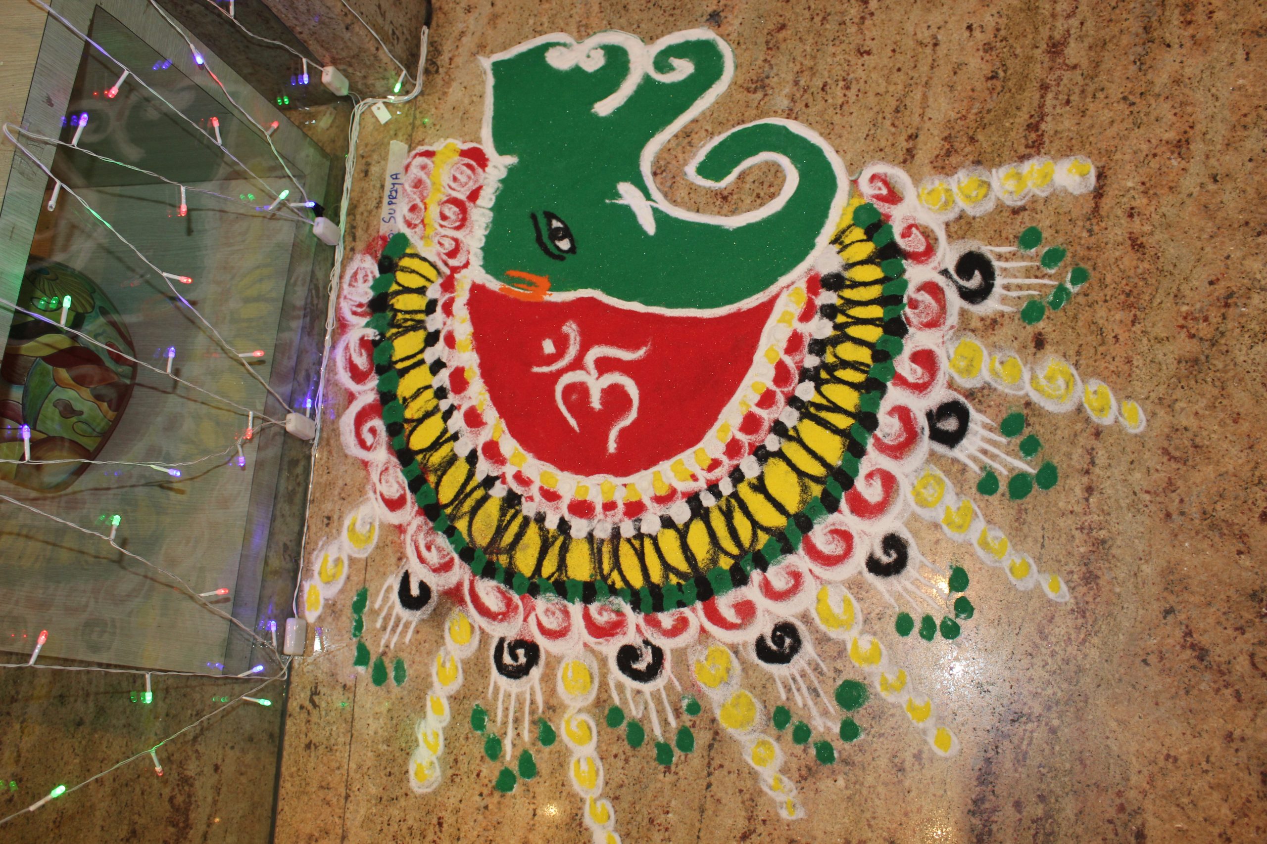 सुप्रिया पांडे ने गणेश की प्रतिमा का गणेश जी की प्रतिमा को सुंदर ढंग से रंगोली के माध्यम से बनाया।