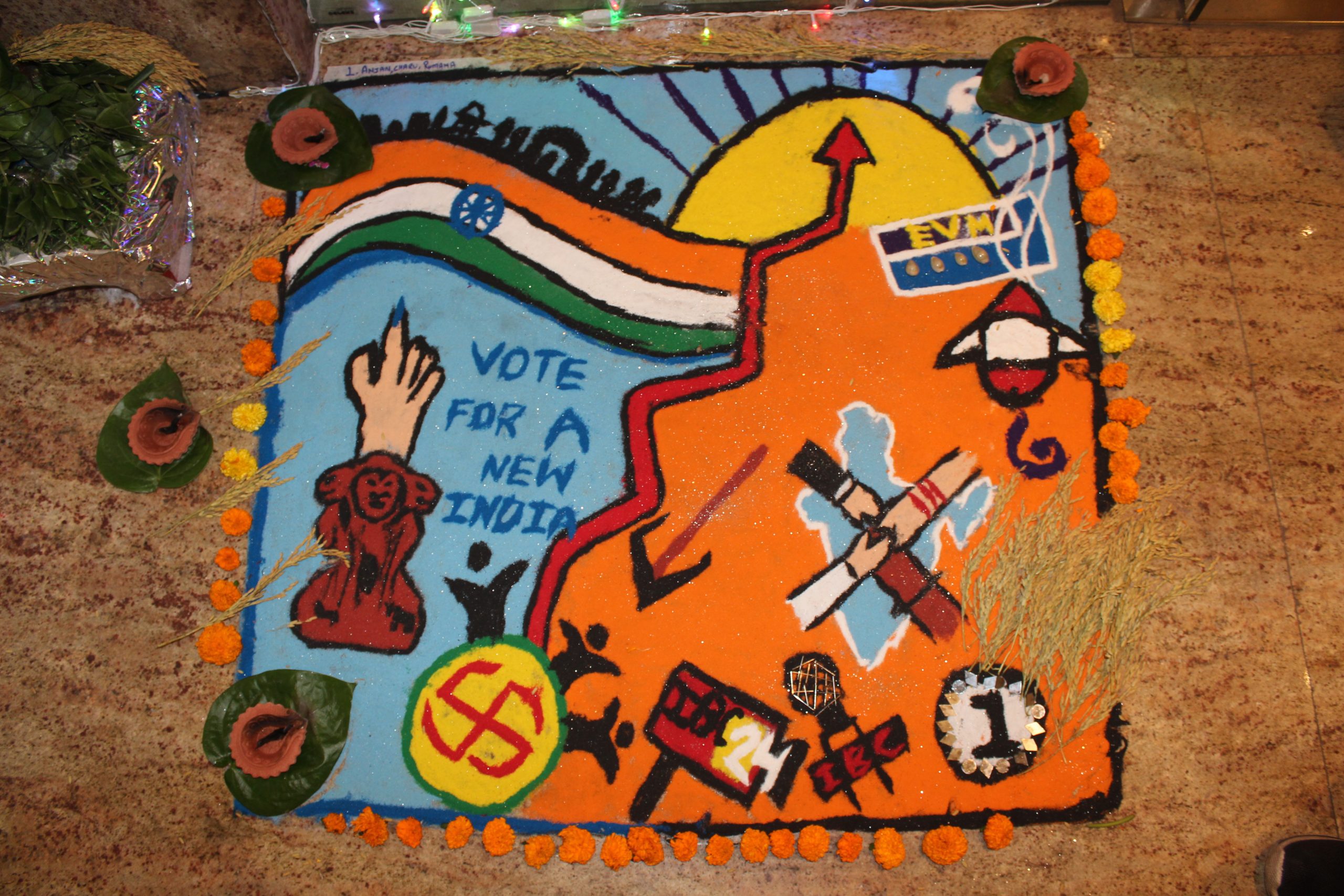 अंजली, चारू और रूमाना ग्रुप ने वोट फॉर न्यू इंडिया की थीम पर रंगोली बनाई। इसमें छत्तीसगढ़ की प्रमुख फसल धान का प्रयोग किया गया है।
