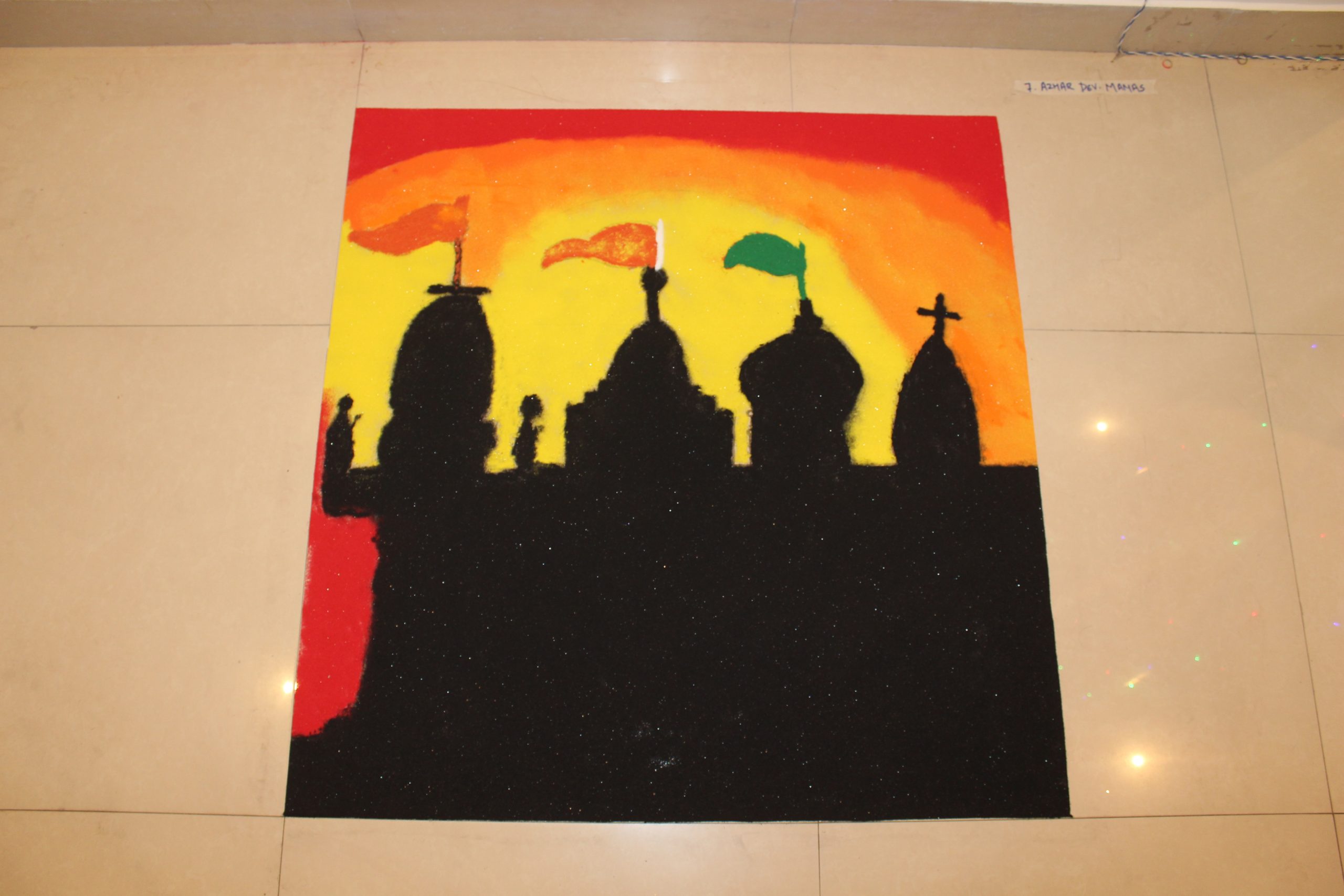 सर्वधर्म समभाव की भावना को प्रदर्शित करती ये रंगोली अजहर देव और मानस की टीम ने मिलकर बनाई है। इस रंगोली में सभी धर्मों के प्रतीक धार्मिक स्थलों और उनके ध्वज को दर्शाया गया है।