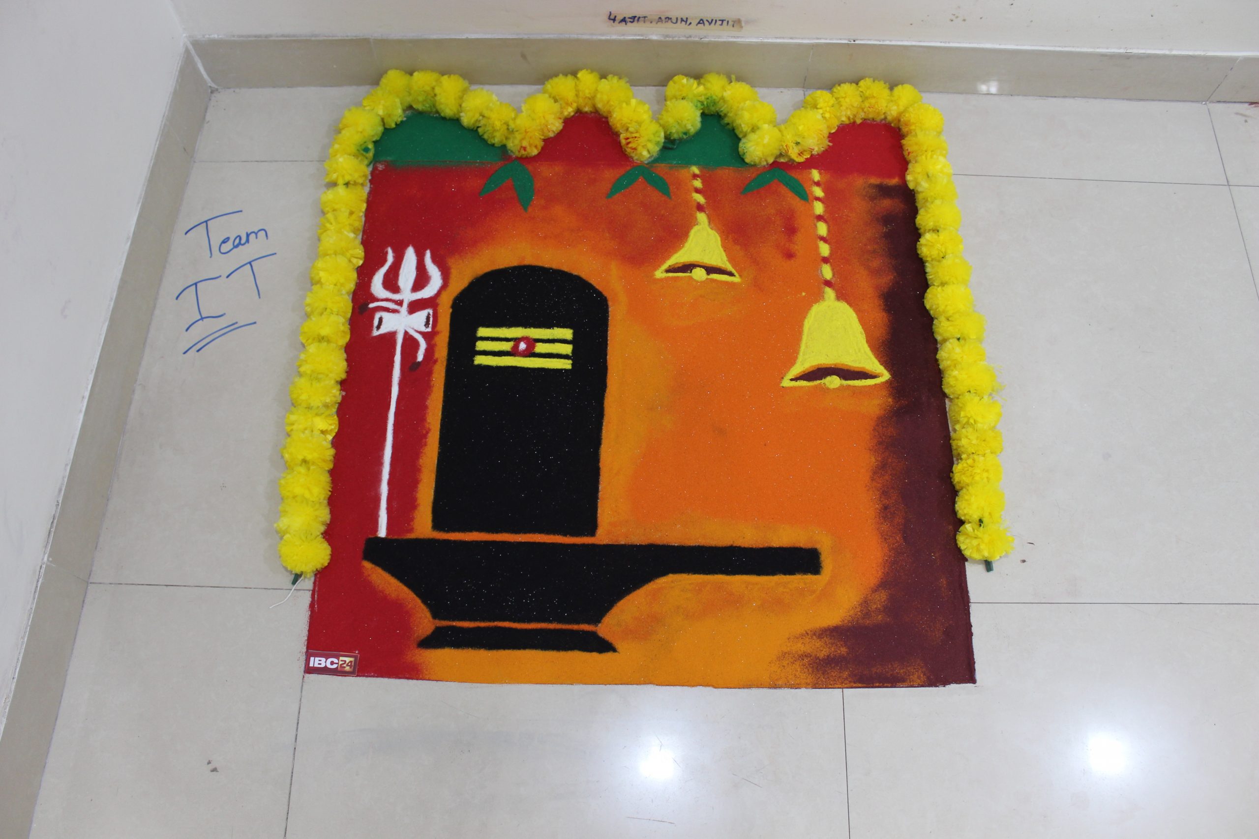 आईटी विभाग के अरूण, अजीत ने शिवलिंग को रंगोली के जरिए प्रदर्शित किया।