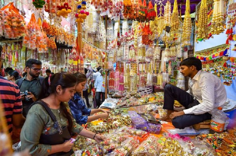 Diwali Offers : यहां मिल रहा सबसे सस्ता सामान, ज्वेलरी और डिजाइनर कपड़ो में मिल रही भारी छूट…