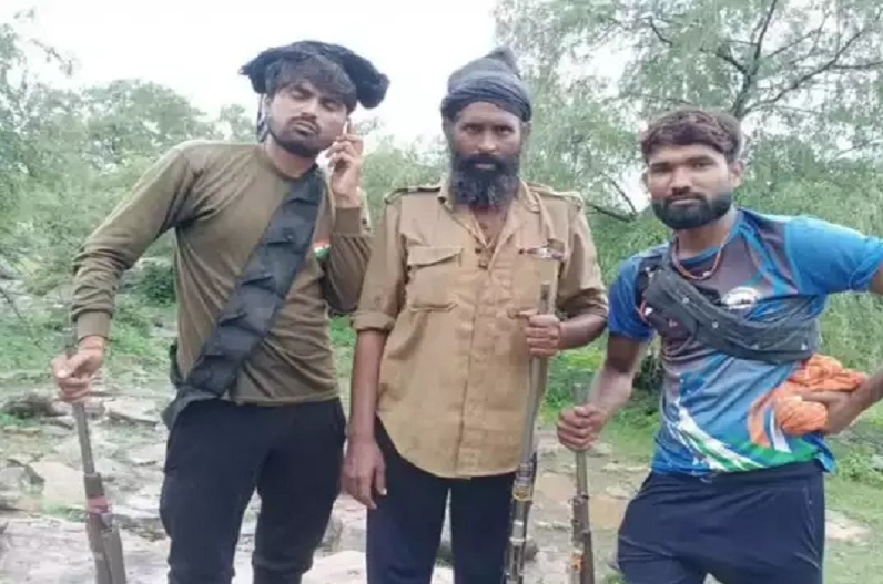 खूंखार डकैत करुआ गुर्जर के घर चला मामा का बुलडोजर, गुड्डा गुर्जर का था सक्रिय सदस्य, इलाके में मचा रखा था भारी उत्पात