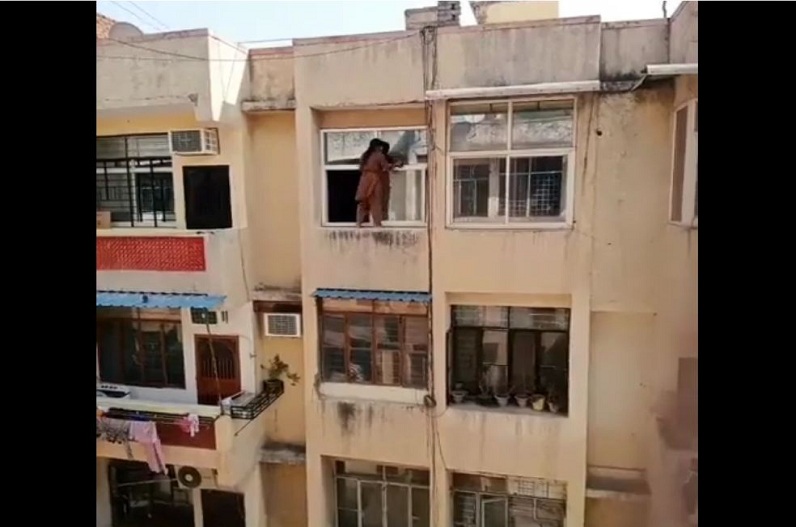 Viral Video: The strange hobby of cleaning Diwali! Woman hanging outside the window of a tall building, watch the creepy video