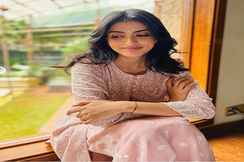 रंगे हाथ पकड़ी गई अमिताभ बच्चन की नातिन नाव्या नवेली, घर से पार्टी का बोलकर निकली थीं और कर रही थी ये काम