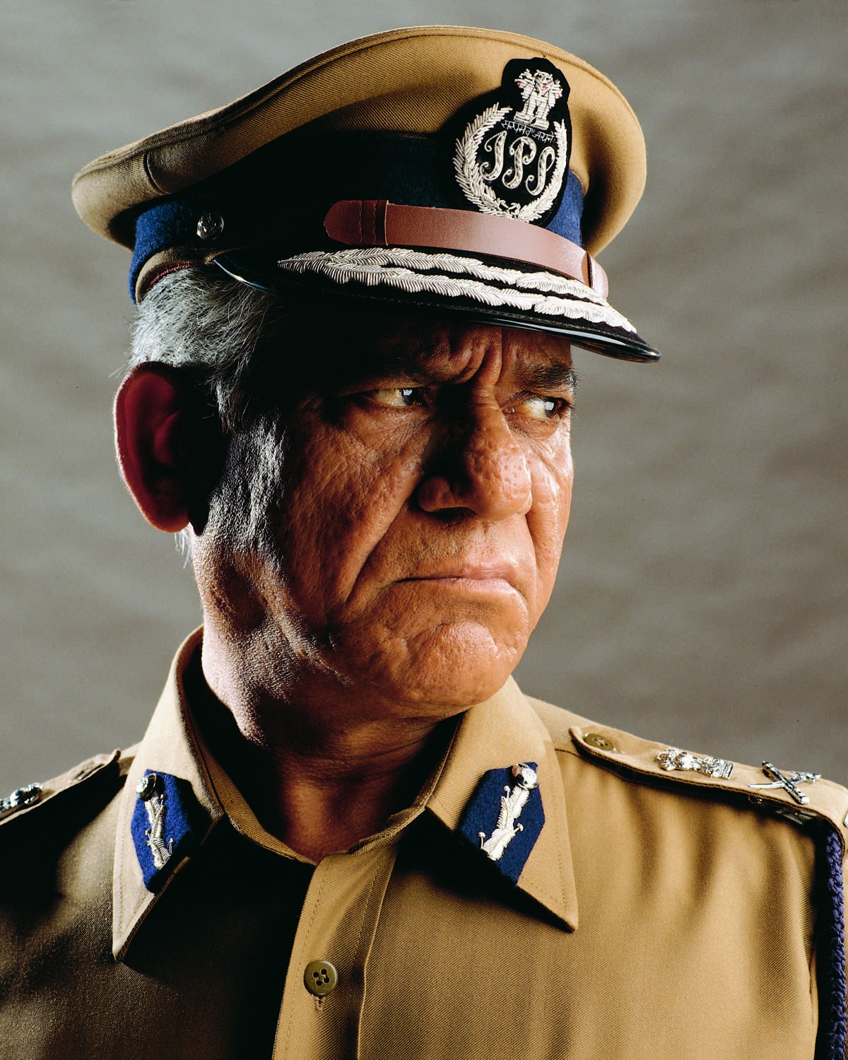 ओम पुरी का जन्म 18 अक्टूबर, 1950 को हरियाणा के अंबाला शहर में हुआ था। उनके बचपन का अधिकांश समय यहीं बीता। उनके पिता रेलवे में नौकरी करते थे, इसके बावजूद परिवार का गुजारा मुश्किल से होता था।