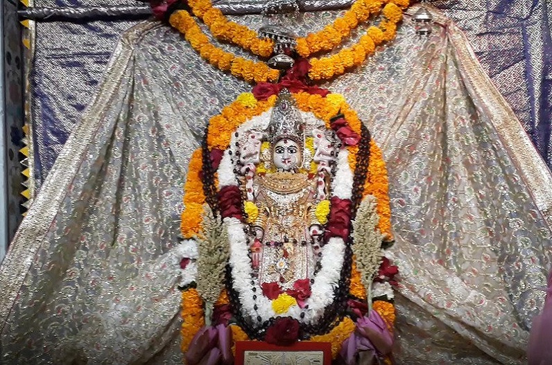 This temple of Mata Lakshmi is famous all over the country, on the day of Diwali, devotees apply by writing letters here.