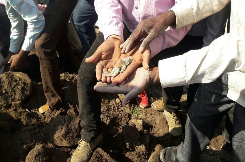 बाबा का बुलडोजर चलते ही मकान से निकलने लगे चांदी के सिक्के, लूटने वालों की मची होड़, देखें VIDEO